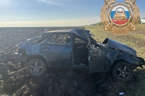 ВАЗ съехал с дороги и опрокинулся, травмировался водитель