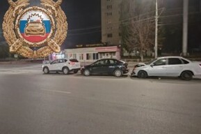 На дорогах Саратова и Энгельса случились тройные аварии: есть пострадавшие
