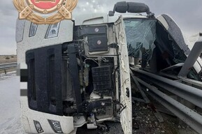 В Энгельсском районе фура протаранила отбойник на трассе и опрокинулась