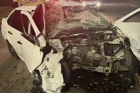В Балаково водитель «Гранты» попал в больницу после столкновения со столбом