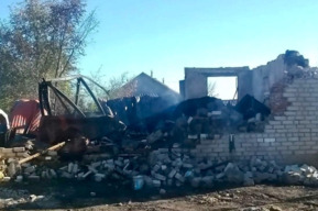 Мужчина получил ожог спины в результате крупного пожара в сельском доме