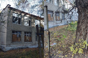 «Пока не случилось беды»: жители показали, во что превратилось здание бывшего детского сада в Заводском районе