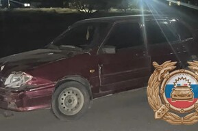 На окраине Саратова легковушка протаранила стоящий автомобиль и сбила пешехода