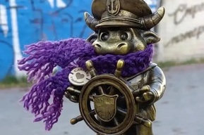 Фигурки бычков вернули на улицы Энгельса и одели в цветные шарфики (ранее их похищали вандалы)