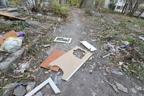 Из-за соседства со старым общежитием, саратовцы вынуждены годами прозябать в «свинарнике» и прятать голову от мародёров