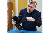 Житель Ртищево спас дикую птицу от кошек и назвал её Каркушей