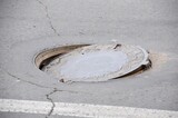 «Энгельс-Водоканал» покупает крышки для колодцев, весом по 100 килограммов