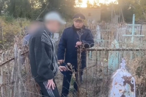 Женщина и ее сын несколько лет систематически издевались над приемными детьми. Труп одного ребенка пять лет пролежал под полом
