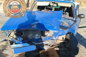 В Саратове столкнулись Mercedes и «четверка»: есть пострадавшие